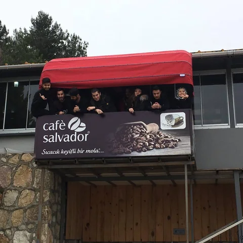 Kafe Cephesinde Kırmızı Körüklü Tente