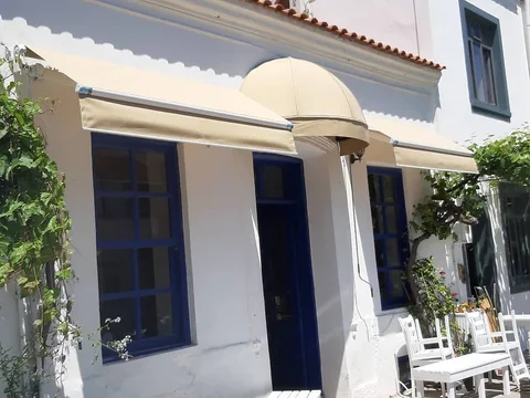 Mavi Doğramalı Balkonda Açık Renk Körüklü Tente - uygulama detayı 1