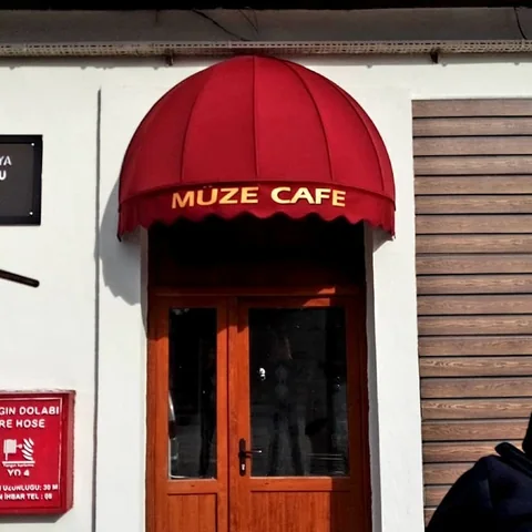 Kavisli Giriş Üstü Kırmızı Körüklü Tente - uygulama detayı 1