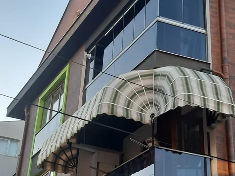 Geniş Balkon Cephesinde Çizgili Körüklü Tente - uygulama detayı 2