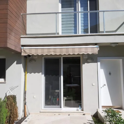 Dar Balkonda Çizgili Mafsallı Tente Uygulaması - uygulama detayı 1