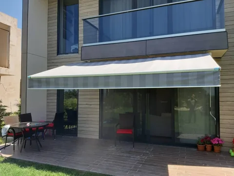 Bahçe Katı Terasında Açık Renk Mafsallı Tente - uygulama detayı 1