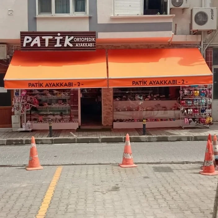 Mağaza Cephesinde Turuncu Mafsallı Tente - uygulama detayı 1