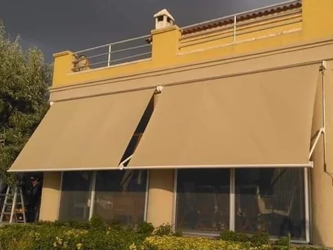 Villa Cephesinde Geniş Açılımlı Bej Mafsallı Tente