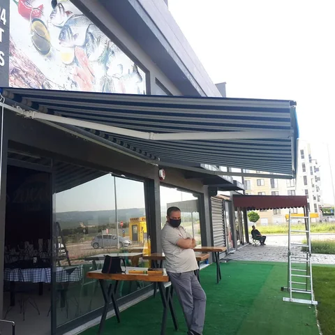 Kafe Terasında Antrasit Mafsallı Tente - uygulama detayı 1