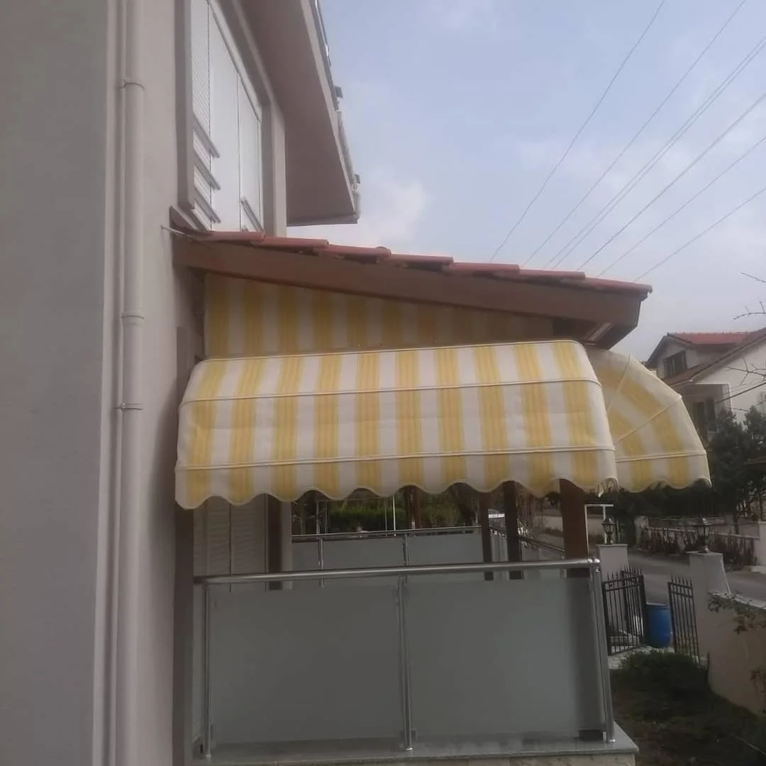 Balkon Cephesinde Sarı Beyaz Pencere Tipi Tente - uygulama detayı 3