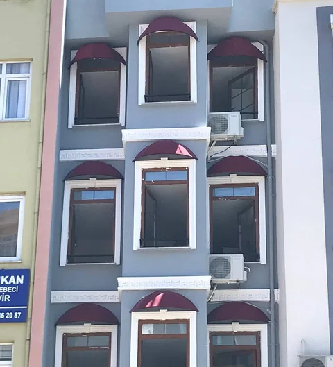 Çok Katlı Cephede Bordo Pencere Tipi Tenteler - uygulama detayı 2
