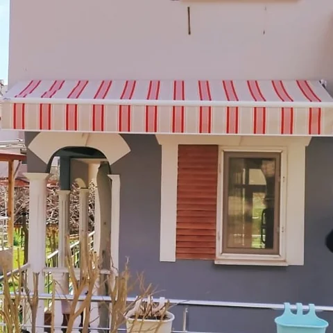 Pencere Üstünde Kırmızı Beyaz Çizgili Tente
