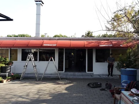 Uzun İşletme Cephesinde Kırmızı Sabit Tente - uygulama detayı 1